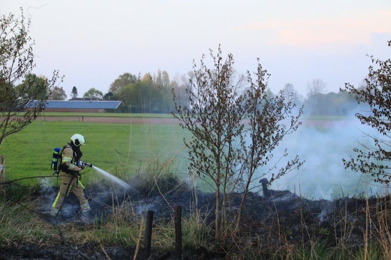Voorbijgangers treffen  natuurbrand aan