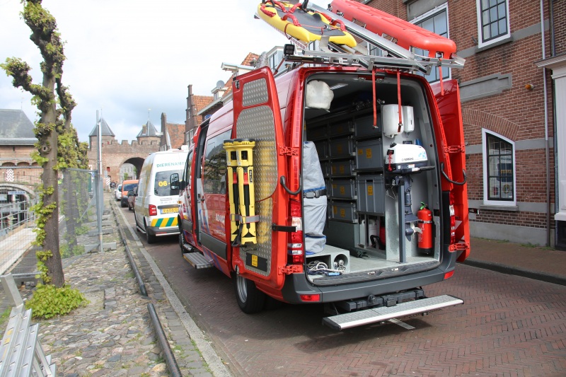 Brandweer redt vastzittende eendjes