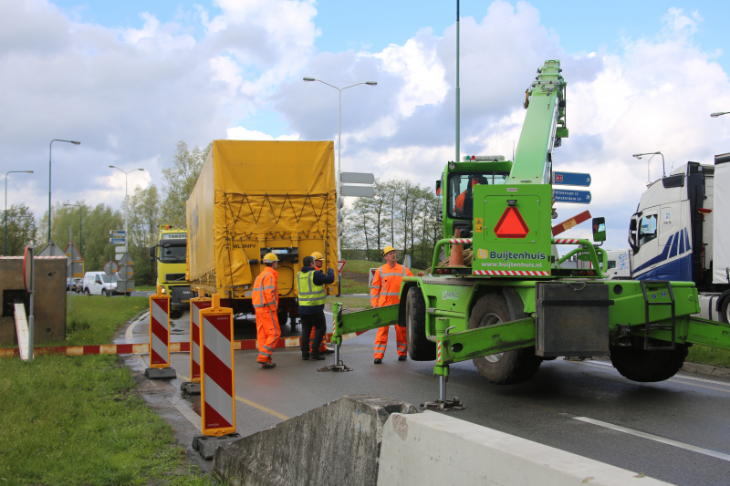 Vrachtwagen ramt hoogtebalk