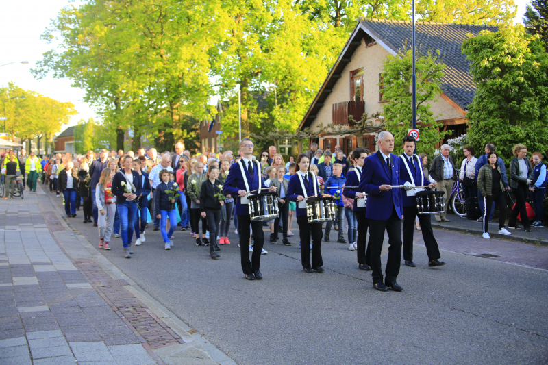 Jong en oud herdenken samen slachtoffers