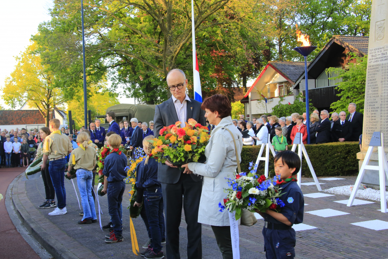 Jong en oud herdenken samen slachtoffers