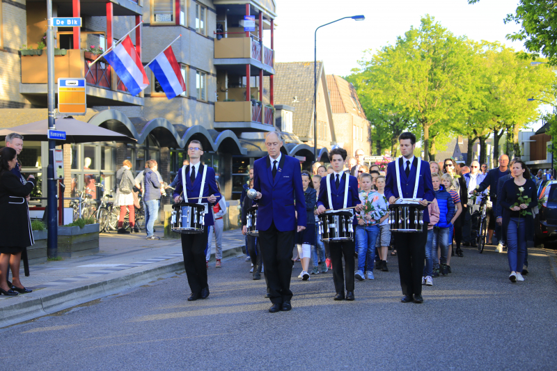 Jong en oud herdenken samen slachtoffers