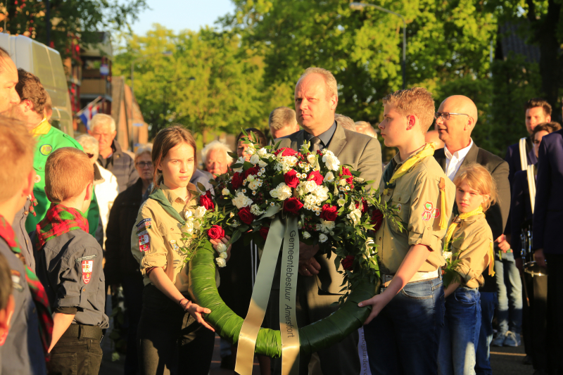 Jong en oud herdenken samen slachtoffers
