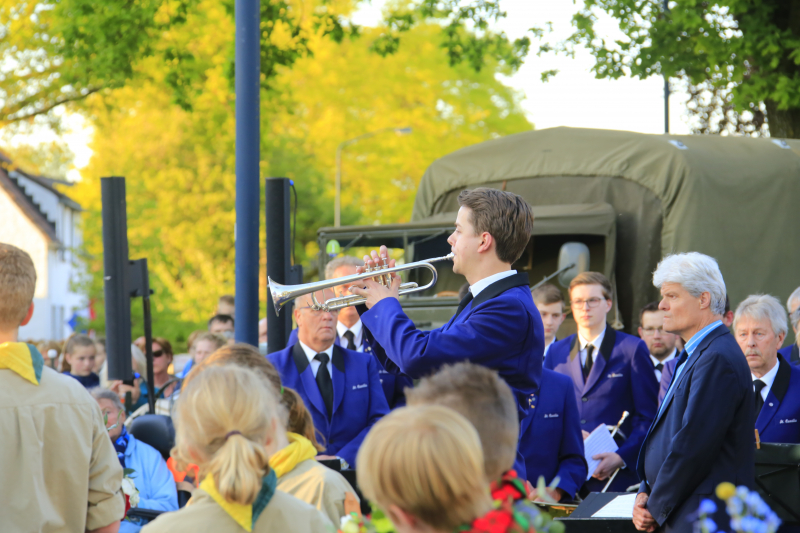 Jong en oud herdenken samen slachtoffers
