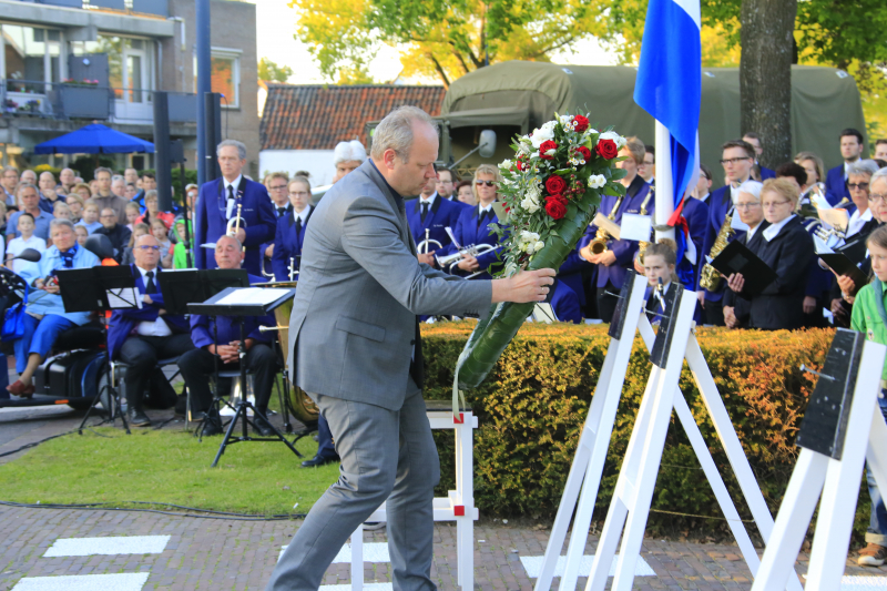 Jong en oud herdenken samen slachtoffers