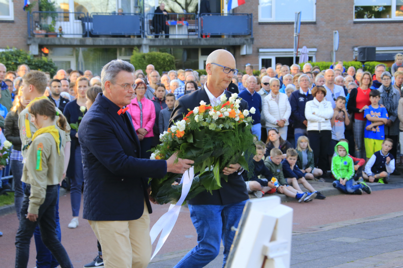 Jong en oud herdenken samen slachtoffers