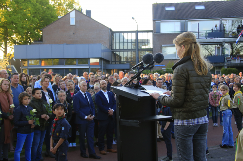 Jong en oud herdenken samen slachtoffers