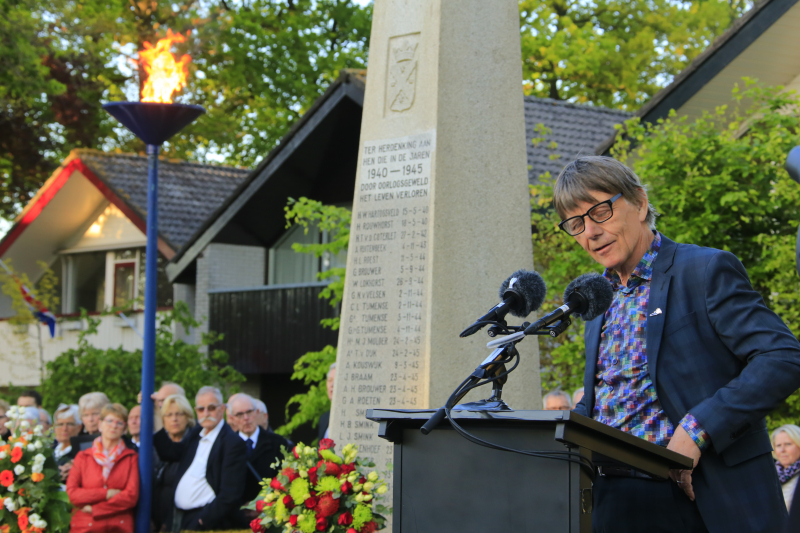 Jong en oud herdenken samen slachtoffers
