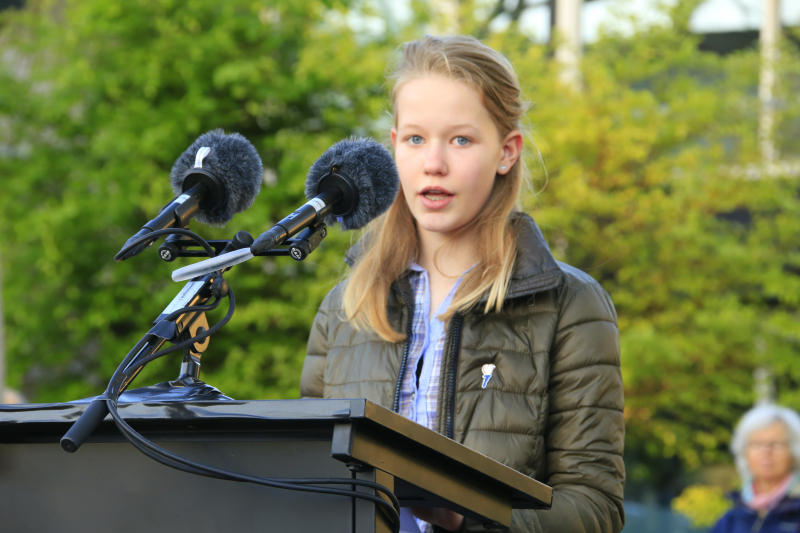Jong en oud herdenken samen slachtoffers