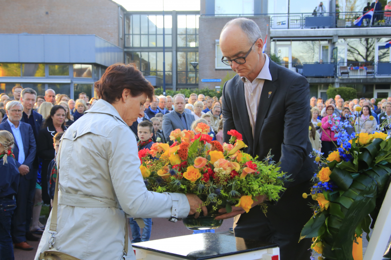 Jong en oud herdenken samen slachtoffers