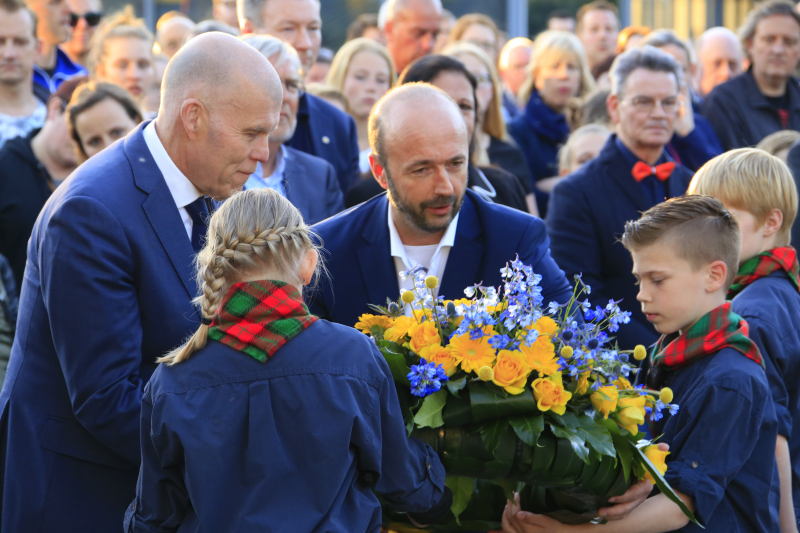 Jong en oud herdenken samen slachtoffers