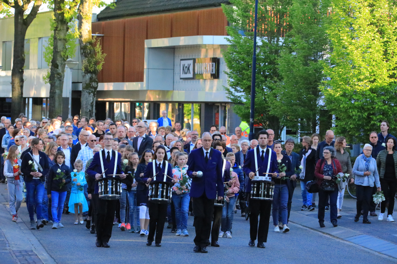 Jong en oud herdenken samen slachtoffers