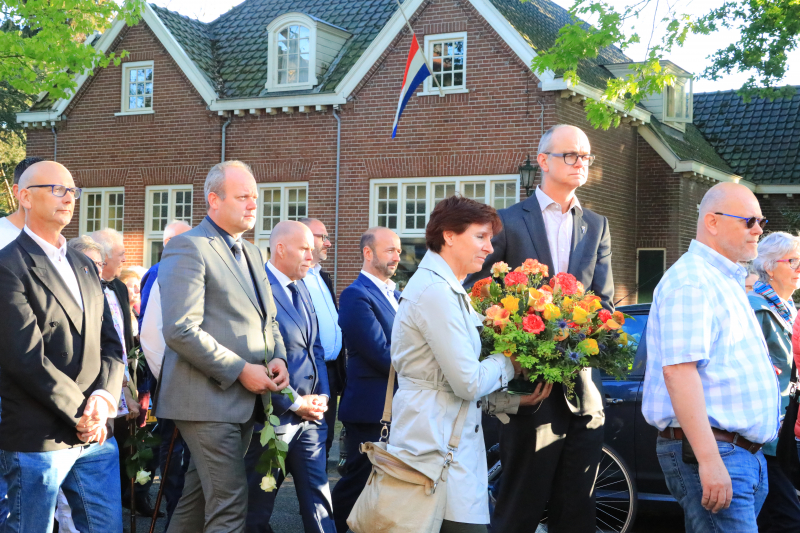 Jong en oud herdenken samen slachtoffers