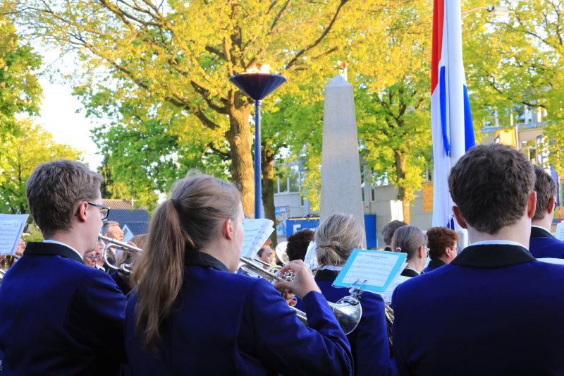Jong en oud herdenken samen slachtoffers