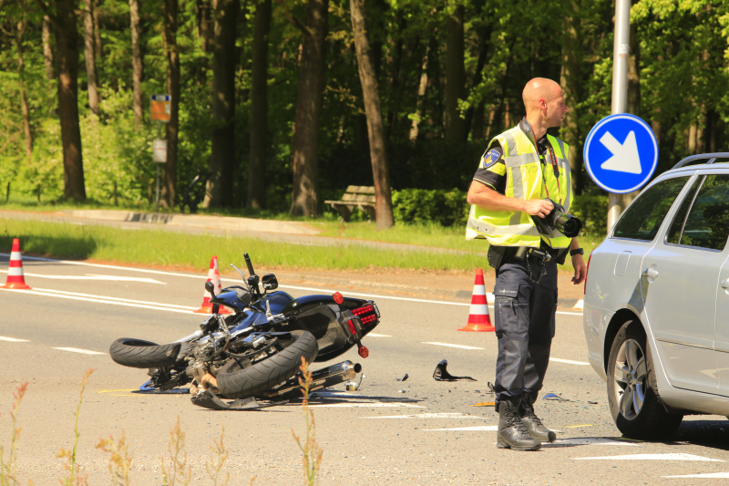 Motorrijder zwaar gewond bij kop-staartbotsing