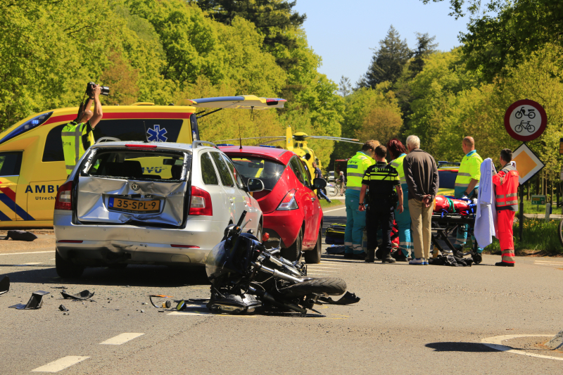 Motorrijder zwaar gewond bij kop-staartbotsing