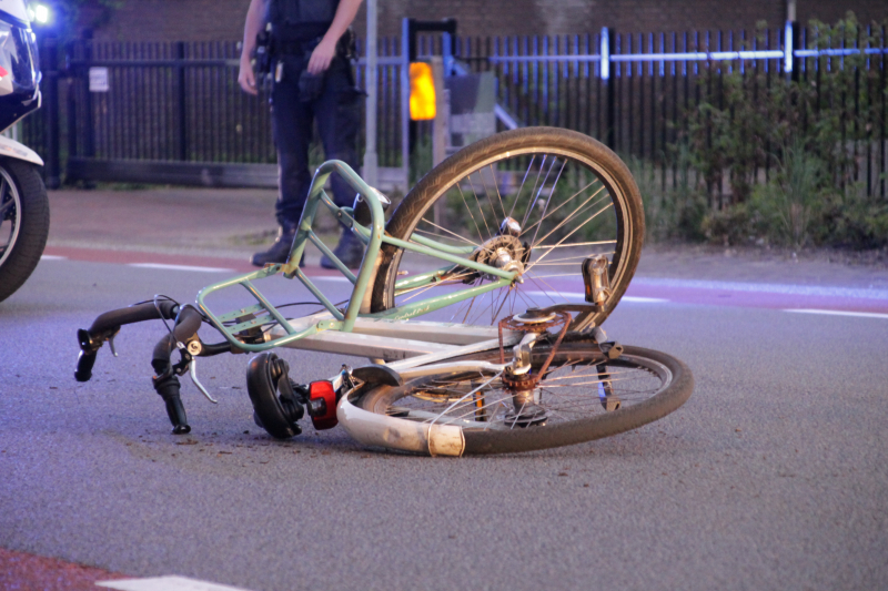 Meisje met fiets gewond na aanrijding met auto