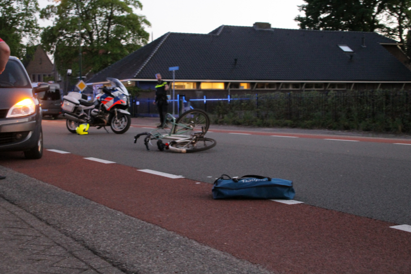 Meisje met fiets gewond na aanrijding met auto