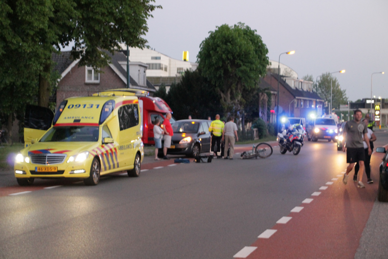 Meisje met fiets gewond na aanrijding met auto