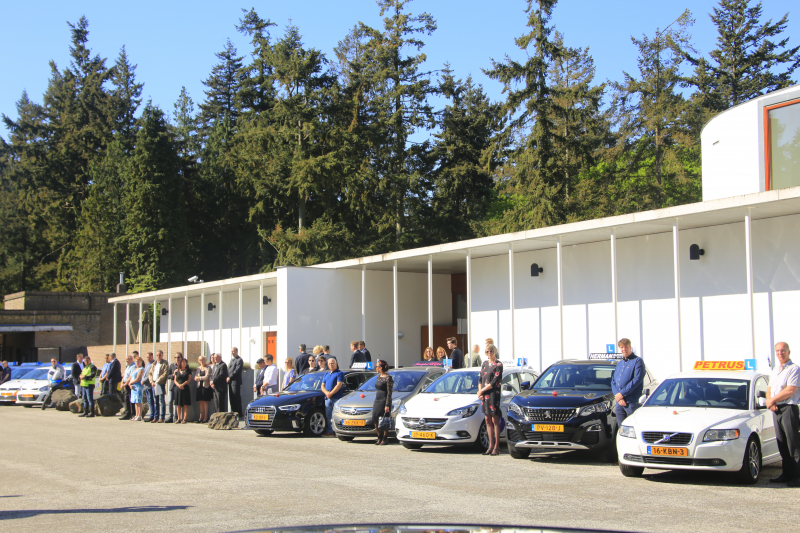 Erehaag bij uitvaart rijinstructeur Henk Reinink