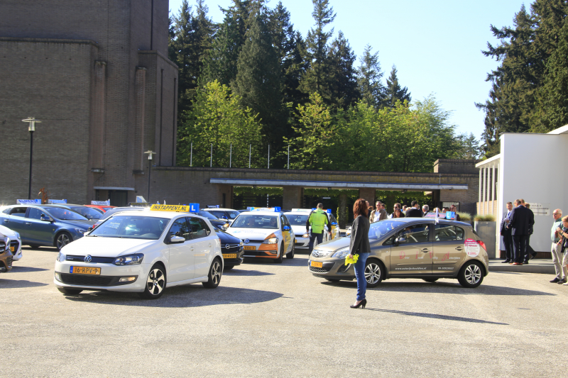 Erehaag bij uitvaart rijinstructeur Henk Reinink