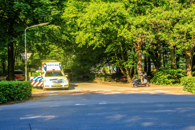 Brommerrijder gewond na botsing met auto