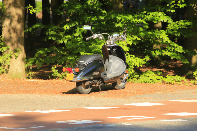 Brommerrijder gewond na botsing met auto
