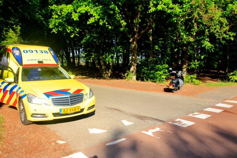Brommerrijder gewond na botsing met auto