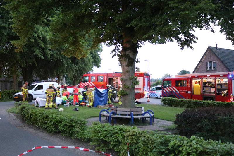 Persoon gewond onder bestelwagen