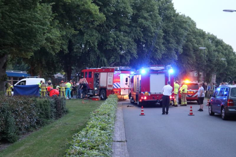 Persoon gewond onder bestelwagen