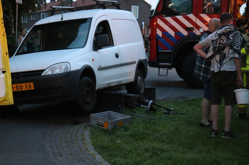 Persoon gewond onder bestelwagen