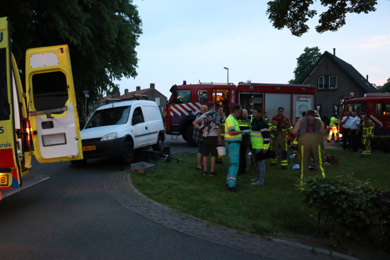 Persoon gewond onder bestelwagen