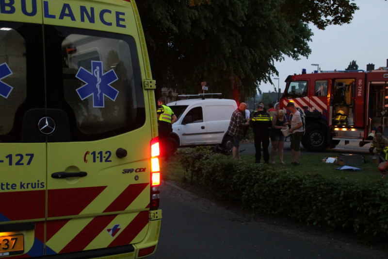 Persoon gewond onder bestelwagen