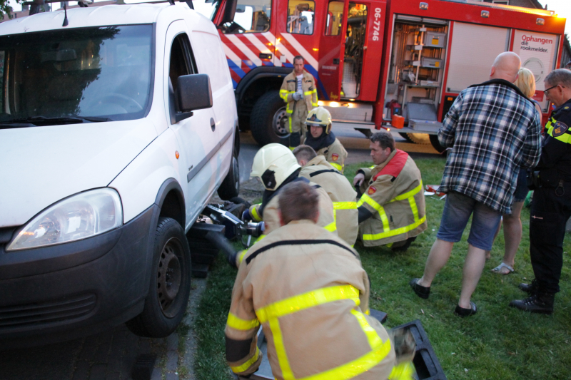 Persoon gewond onder bestelwagen