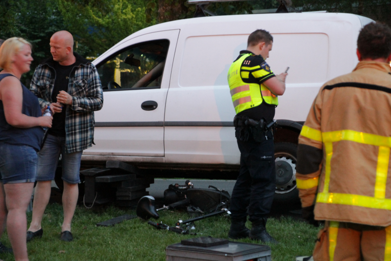 Persoon gewond onder bestelwagen