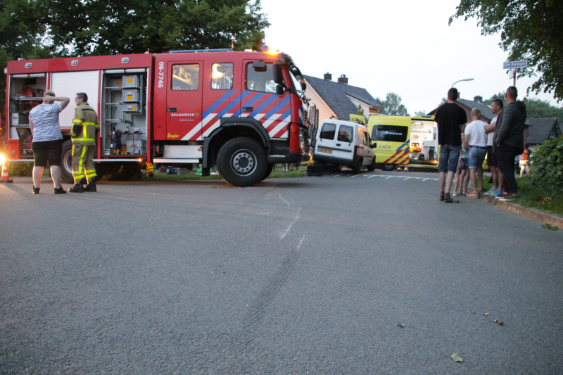 Persoon gewond onder bestelwagen