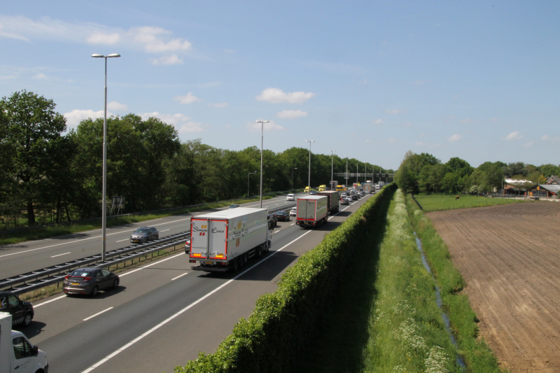 Twee rijstroken dicht na ongeval met vrachtwagen