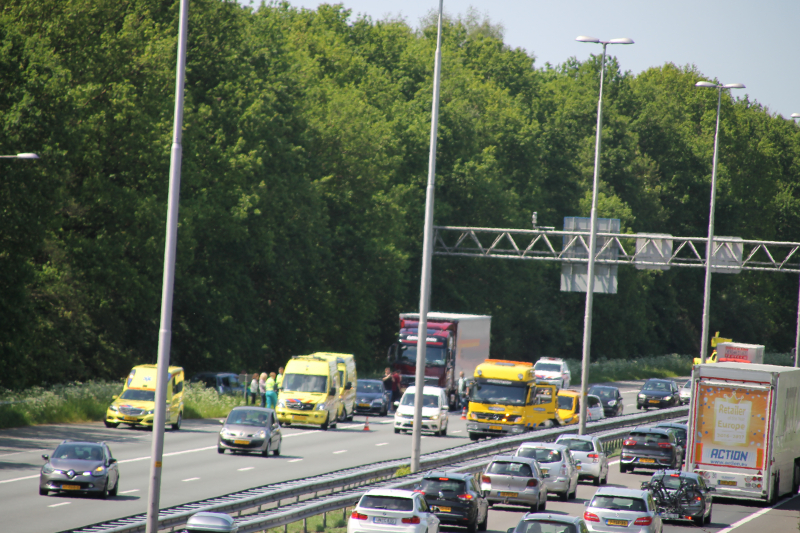 Twee rijstroken dicht na ongeval met vrachtwagen