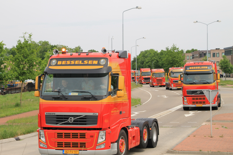 Truckerstocht met vele voertuigen