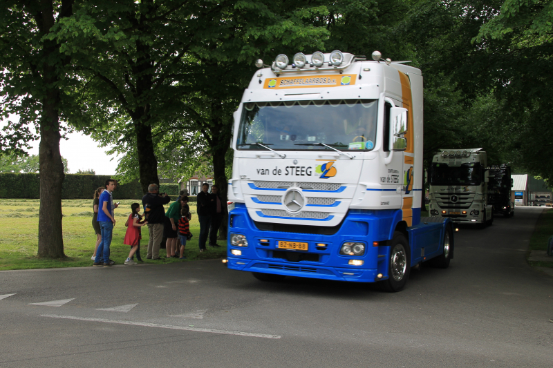 Truckerstocht met vele voertuigen