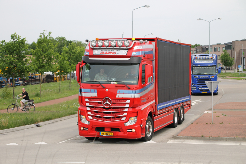 Truckerstocht met vele voertuigen