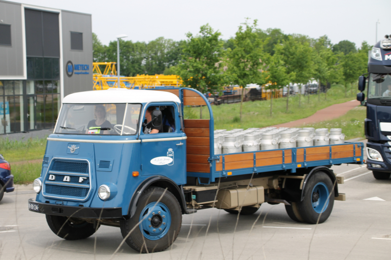 Truckerstocht met vele voertuigen