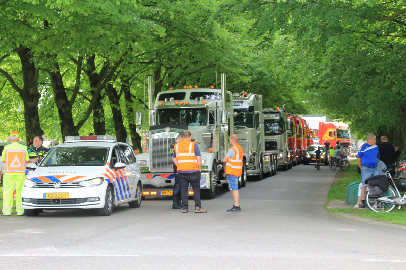 Truckerstocht met vele voertuigen