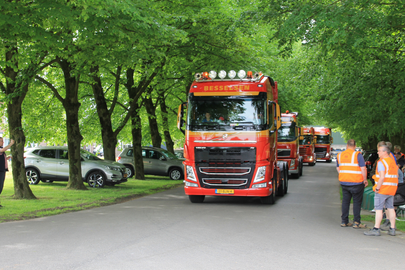 Truckerstocht met vele voertuigen