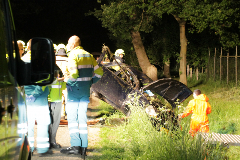 Auto belandt in sloot, automobilist spoorloos