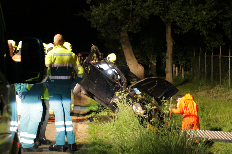 Auto belandt in sloot, automobilist spoorloos