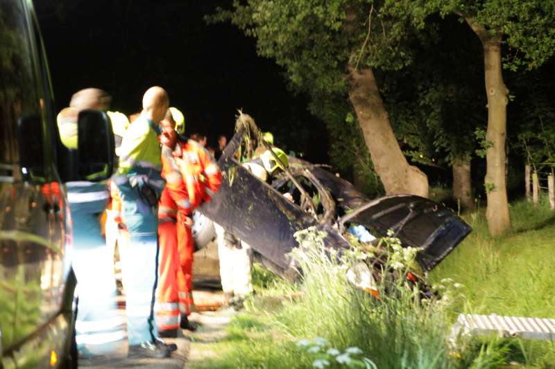 Auto belandt in sloot, automobilist spoorloos