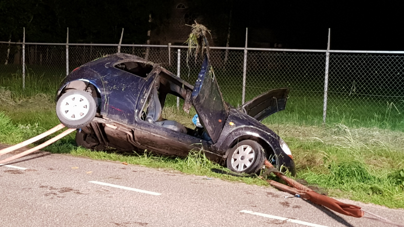 Auto belandt in sloot, automobilist spoorloos