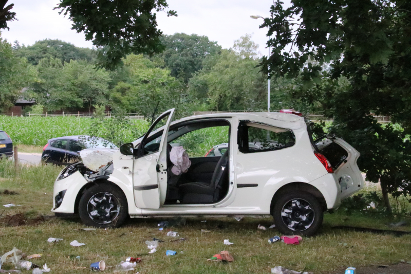 Oudere dame crasht met auto bij tankstation