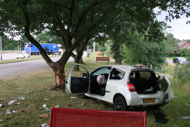Oudere dame crasht met auto bij tankstation